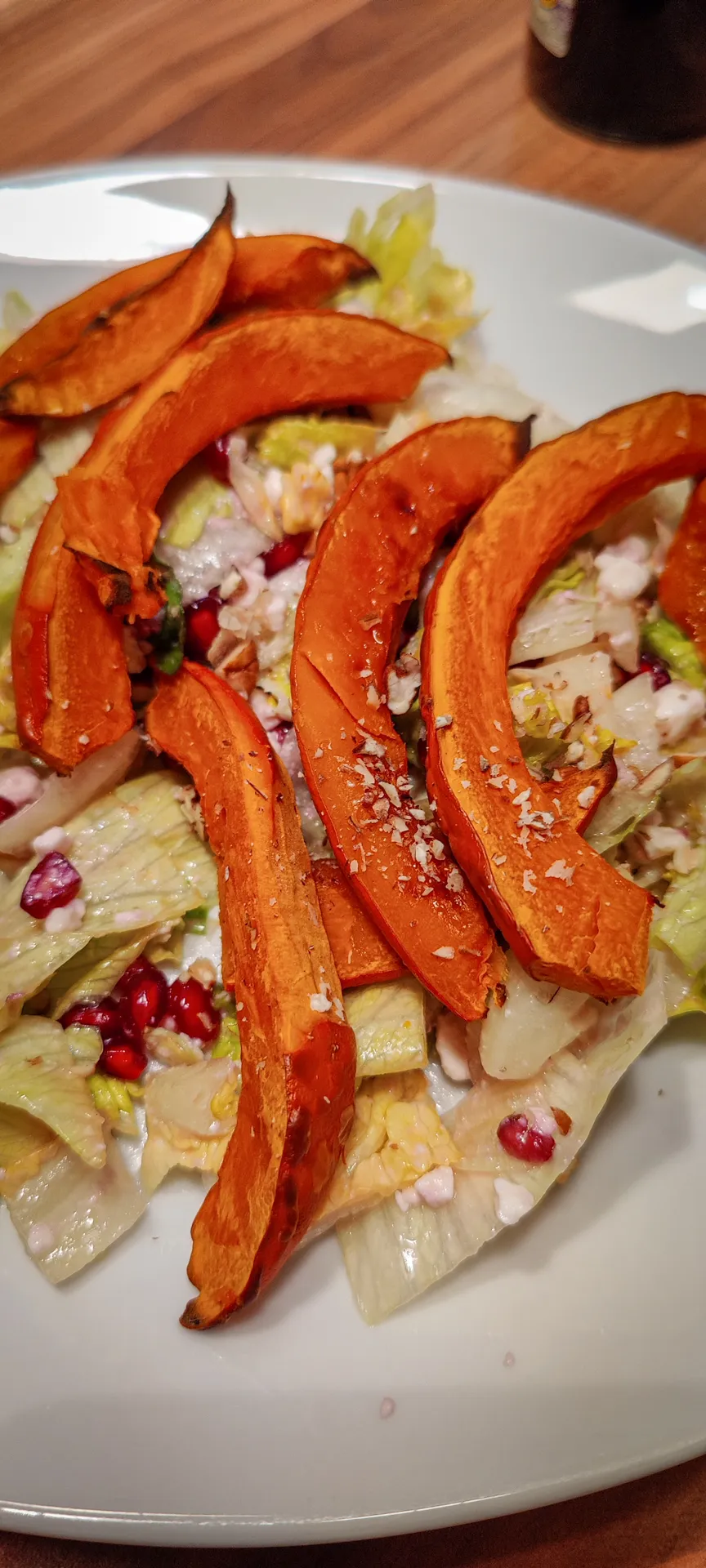 Kürbissalat mit Granatapfelkernen und Feta