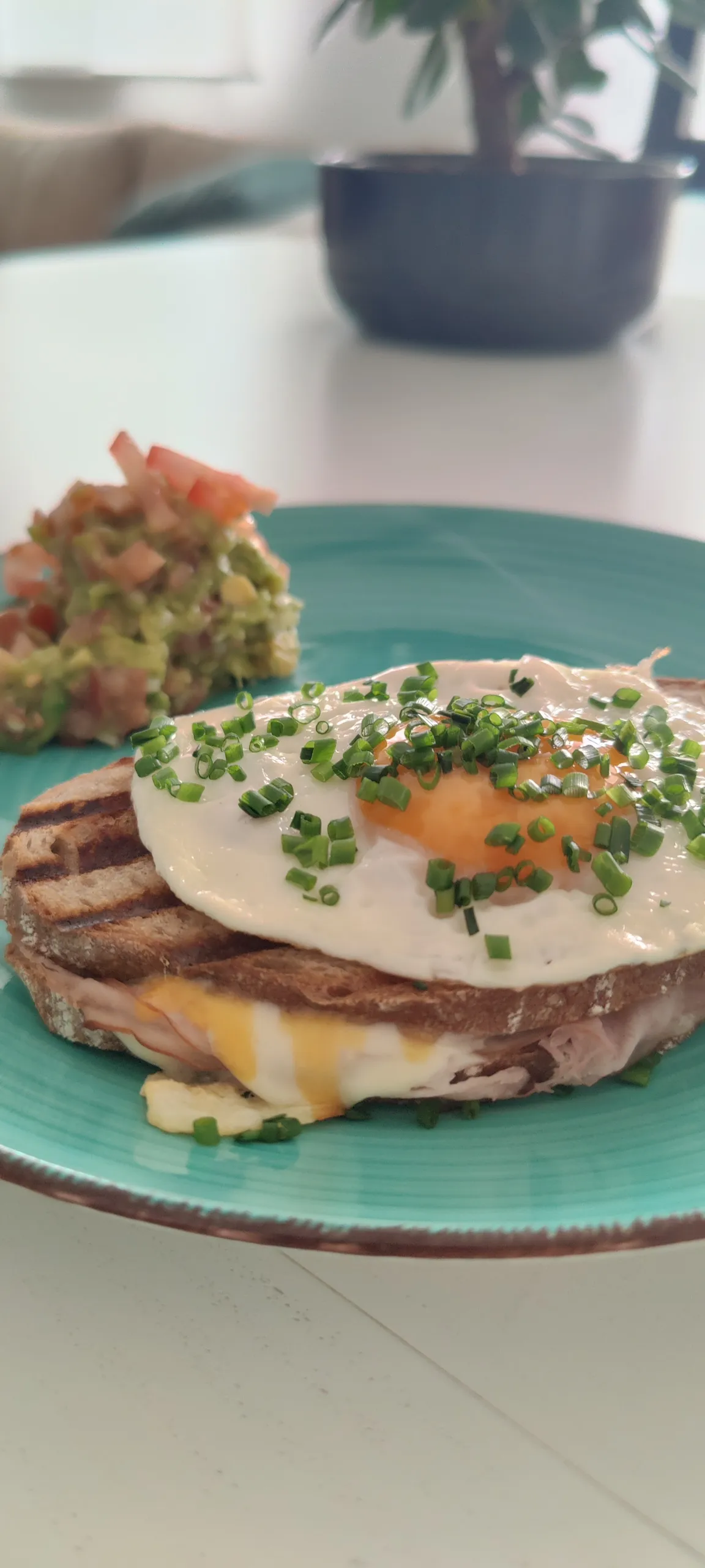 Holzhackertoast mit Spiegelei und Guacamole