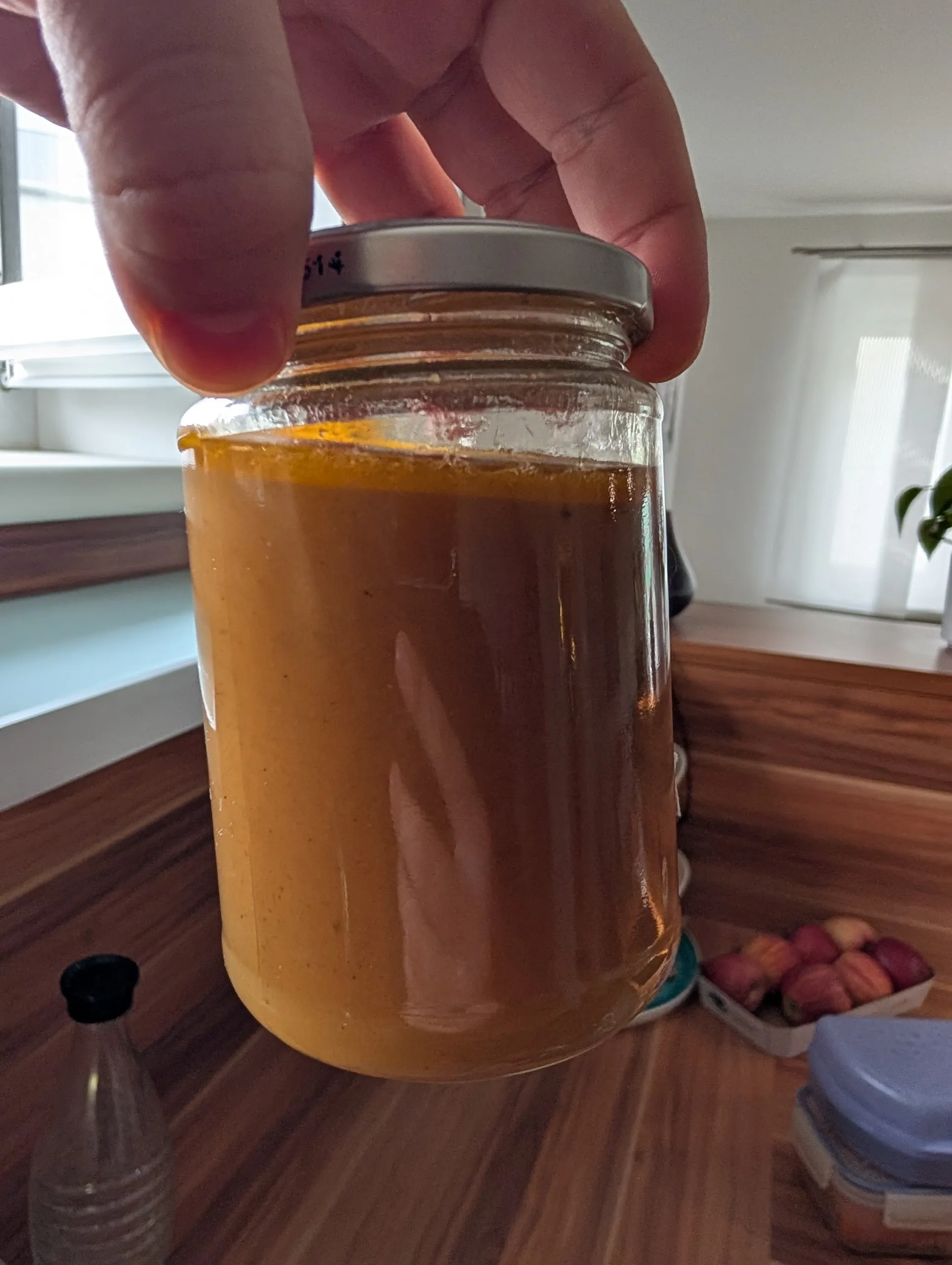 Kräftige Rindsuppe aus Suppenfleisch und Knochen