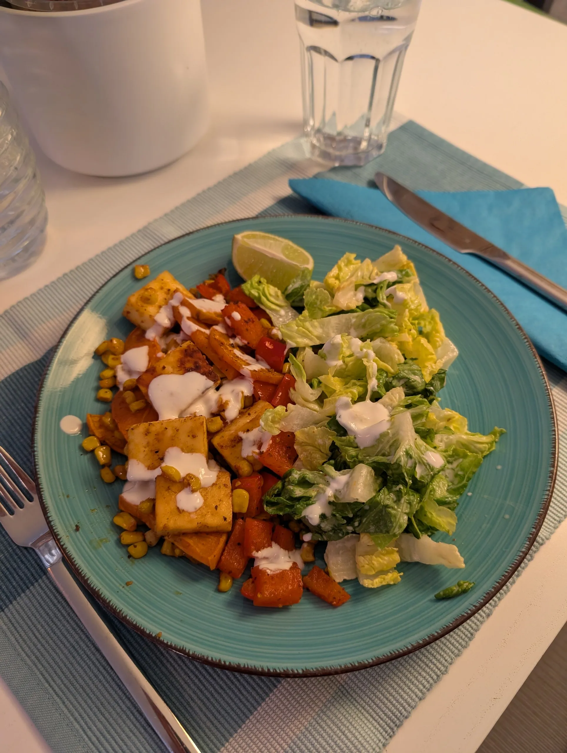 Paneer gebraten mit Paprika Marinade und Salat