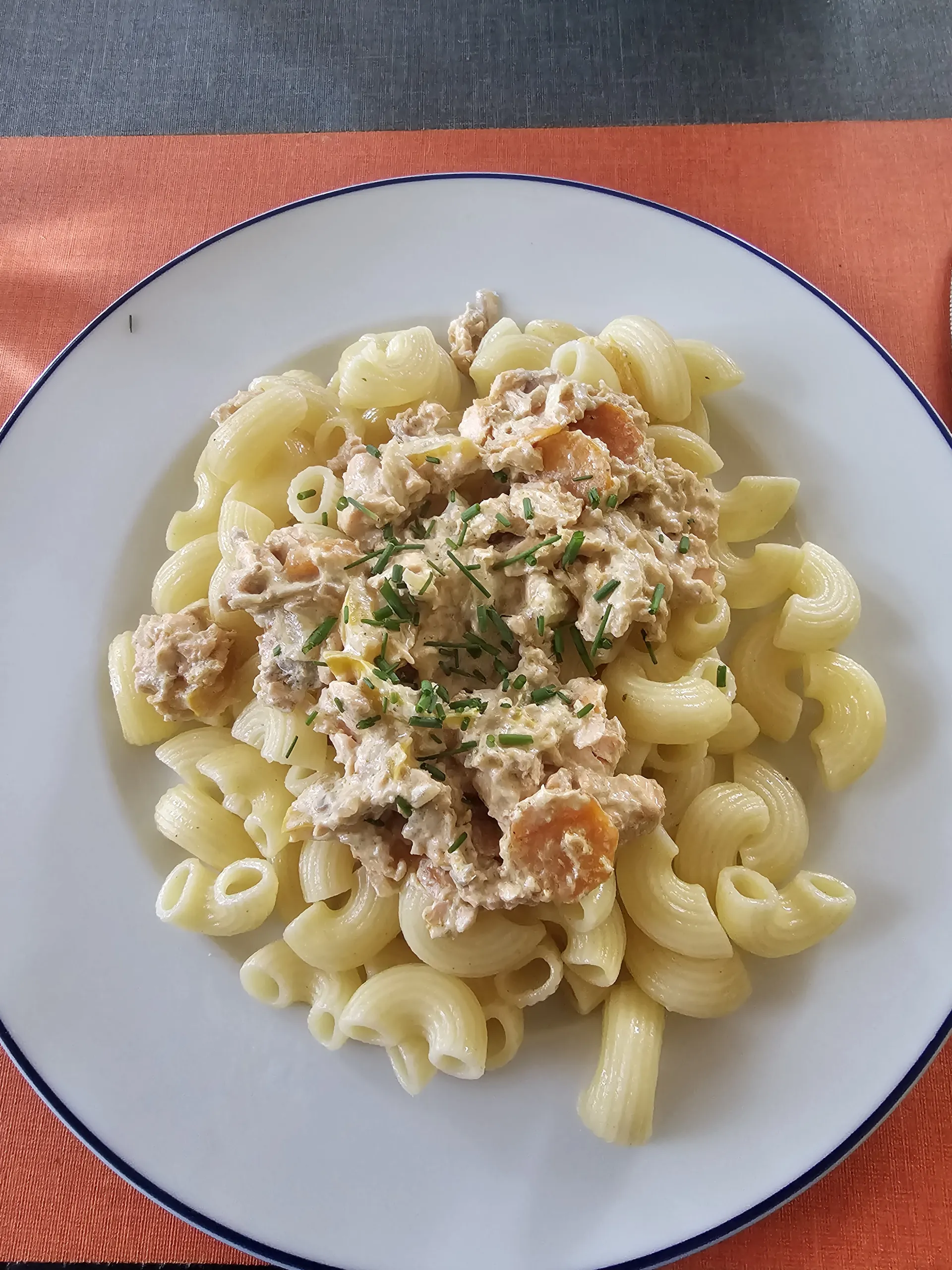 Lachsnudeln mit Gemüse