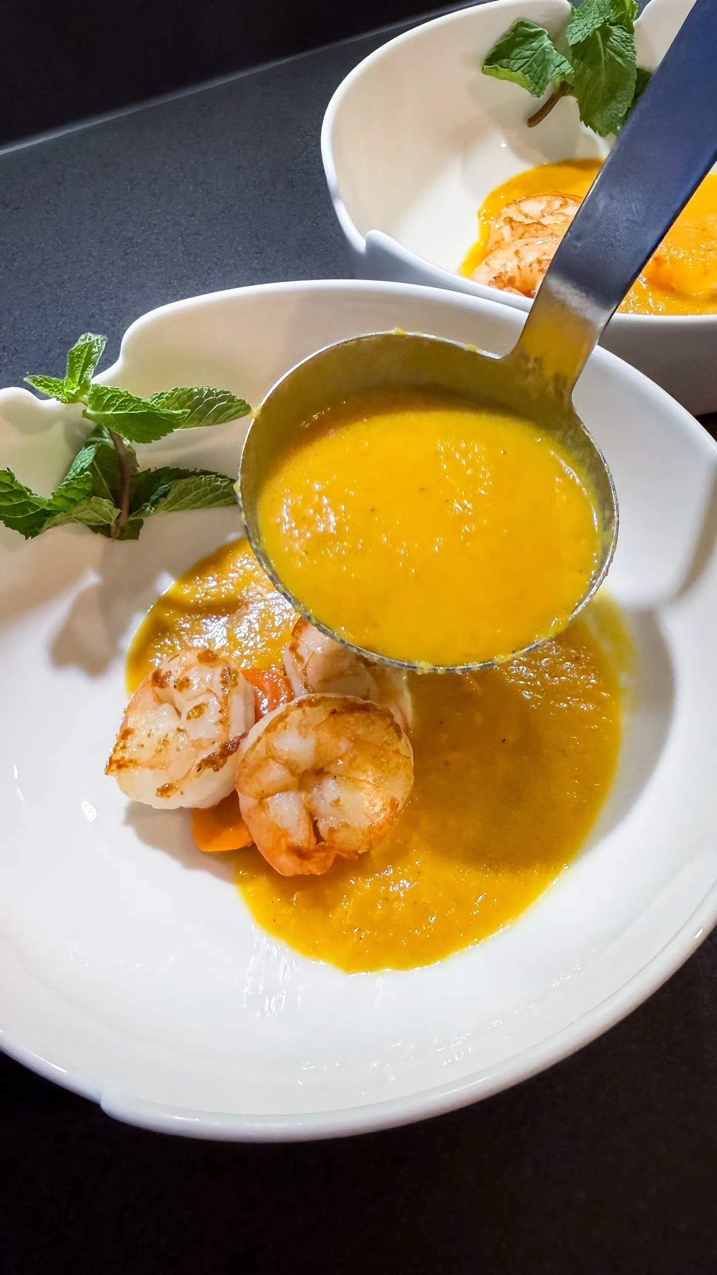 Karotten-Ingwersuppe mit Garnelen
