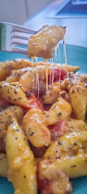 Gebratene Schupfnudeln mit Tomaten und Käse