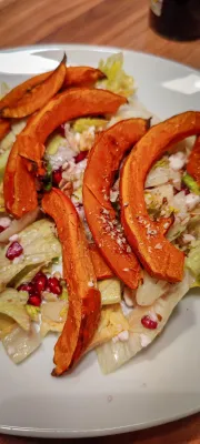 Kürbissalat mit Granatapfelkernen und Feta