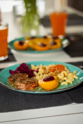 Schweinsbraten Medaillons mit Speck und Zwiebel