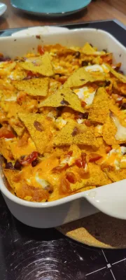Überbackene Hard Rock Nachos mit Cheddar und Gemüse