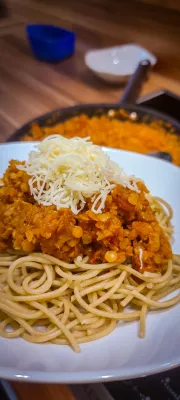 Vegane Rotlinsenbolognese mit Vollkornpasta