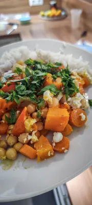 Mediterranes Ofengemüse mit Kichererbsen und Minzjoghurt