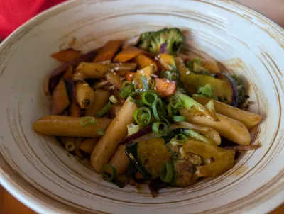 Asiatisches Reiskuchen mit Gemüse