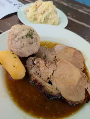 Schweinsbraten vom Schopf und Bauch mit Specksauerkraut