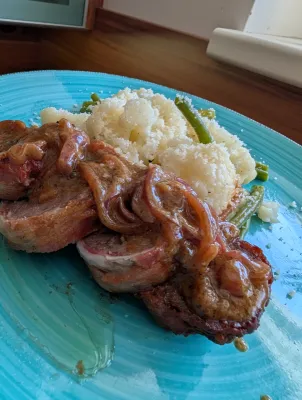 Hackbraten im Speckmantel an Zwiebelsoße