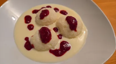 Topfen-Grießknödel mit Beeren