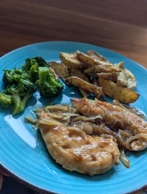 Hühnerfilet an sticky Zwiebel-Orangensoße