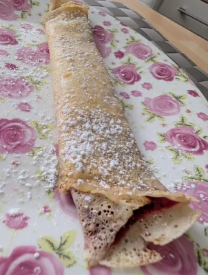 Hauchdünne Palatschinken mit Marmelade und Zucker (Oma Style)