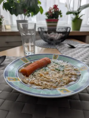 Oma's superdünn geschnittene Fritattensuppe