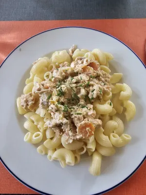 Lachsnudeln mit Gemüse