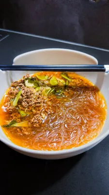Glasnudel Suppe mit Faschiertem und Pak Choi