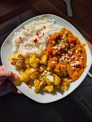 Tandoori-Karfiol in Tomaten/Chili Dal mit Reis