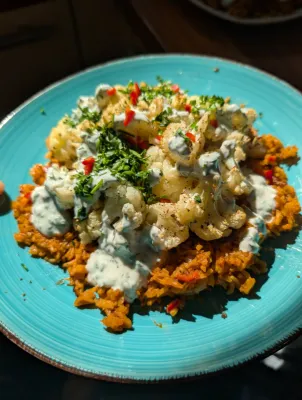 Nigerianischer Jollof-Reis mit geröstetem Karfiol und Kräuterjoghurt