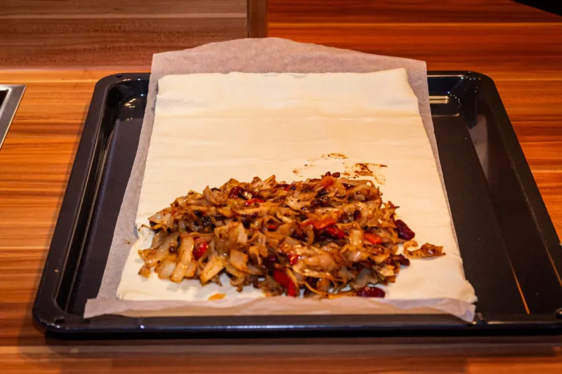 Arbeitsschritt 10: Blätterteig-Krautstrudel mit Bohnen