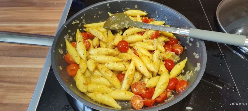 Arbeitsschritt 1: Gebratene Schupfnudeln mit Tomaten und Käse