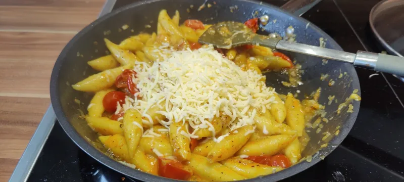 Arbeitsschritt 2: Gebratene Schupfnudeln mit Tomaten und Käse