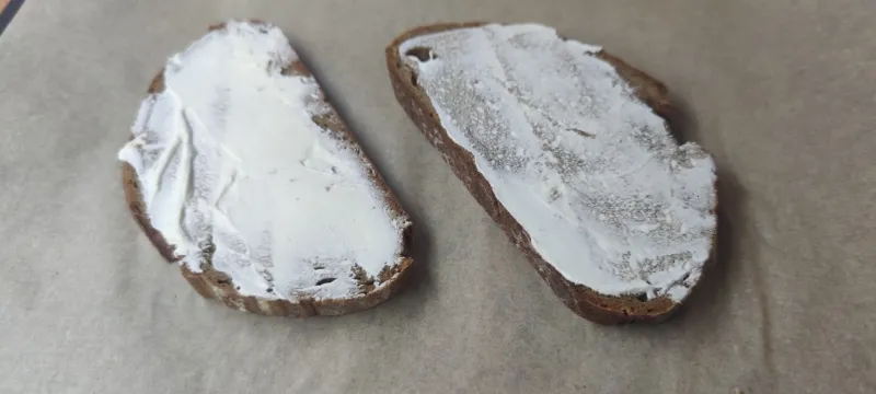 Arbeitsschritt 4: Gegrilltes Peperoni-Salamibrot