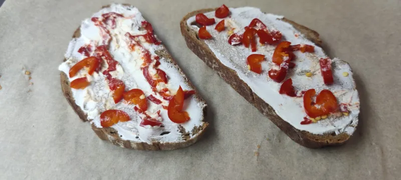 Arbeitsschritt 5: Gegrilltes Peperoni-Salamibrot