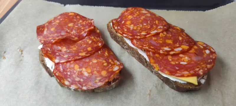Arbeitsschritt 6: Gegrilltes Peperoni-Salamibrot