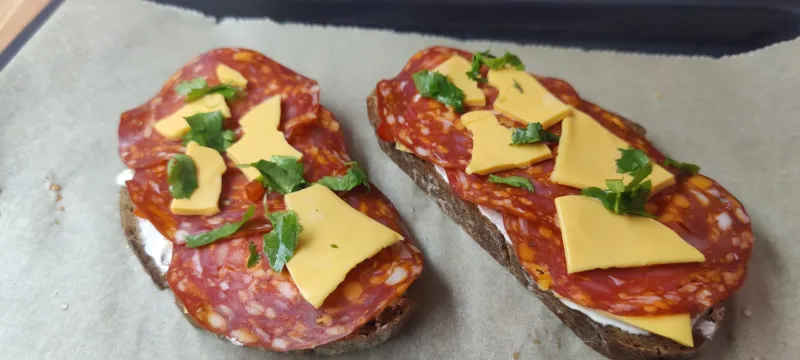 Arbeitsschritt 7: Gegrilltes Peperoni-Salamibrot