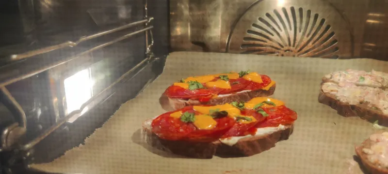Arbeitsschritt 8: Gegrilltes Peperoni-Salamibrot