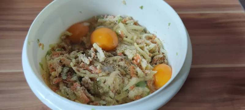 Arbeitsschritt 5: Kartoffel-Gemüse-Puffer