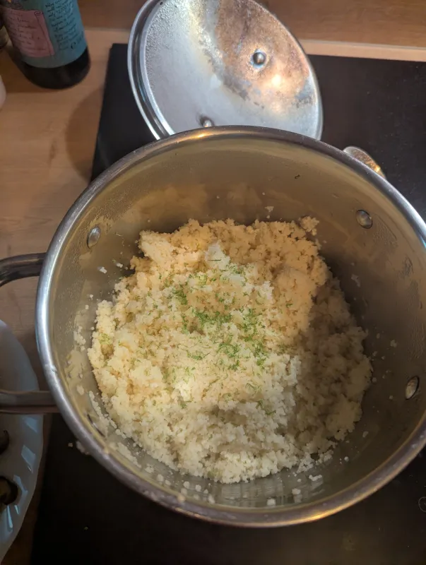 Arbeitsschritt 5: Asiatische Kräuterseitlinge mit Limetten-Couscous