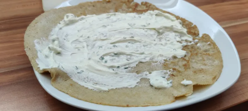 Arbeitsschritt 6: Magere Kräutertopfen Dinkel Crepes