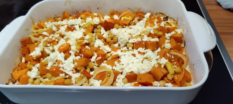 Arbeitsschritt 5: Mediterranes Ofengemüse mit Kichererbsen und Minzjoghurt