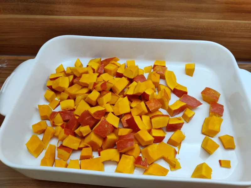 Arbeitsschritt 1: Mediterranes Ofengemüse mit Kichererbsen und Minzjoghurt