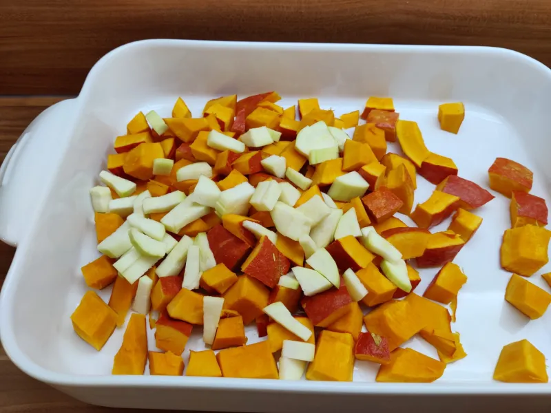 Arbeitsschritt 2: Mediterranes Ofengemüse mit Kichererbsen und Minzjoghurt