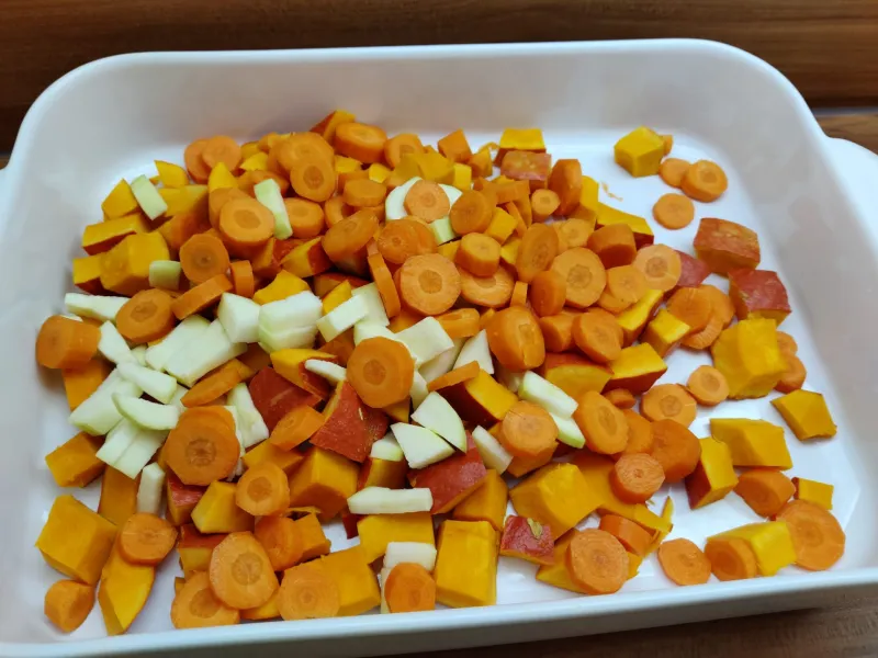 Arbeitsschritt 3: Mediterranes Ofengemüse mit Kichererbsen und Minzjoghurt