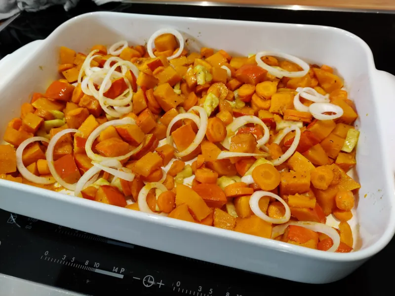 Arbeitsschritt 4: Mediterranes Ofengemüse mit Kichererbsen und Minzjoghurt