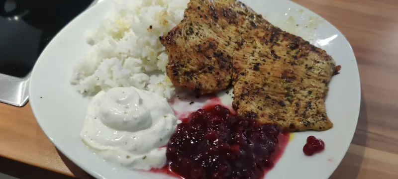 Arbeitsschritt 5: Mediterranes Pfefferputen Grillfilet an Reis