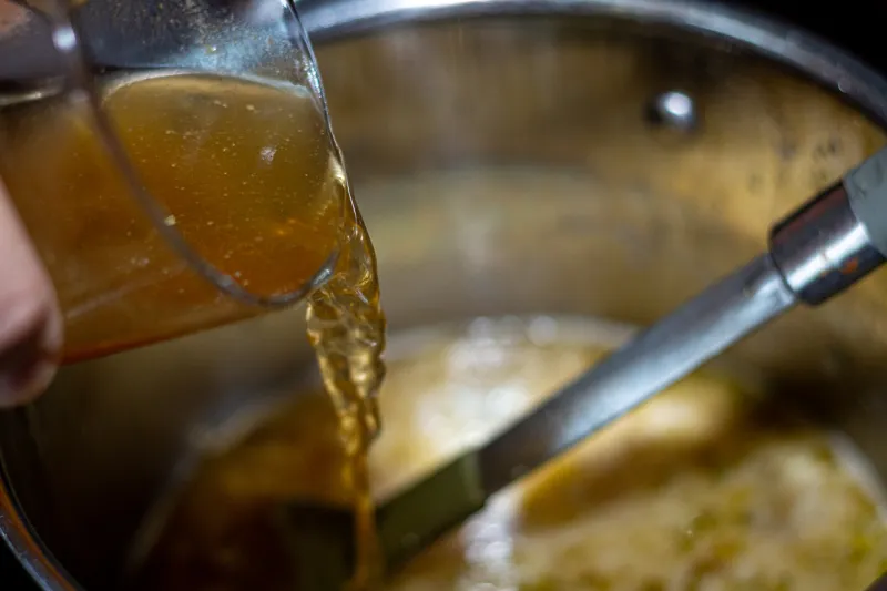 Arbeitsschritt 14: Rustikale Bierschaumsuppe mit Honig