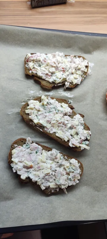 Arbeitsschritt 8: Schinken Käse Grillbrot mit Koriander