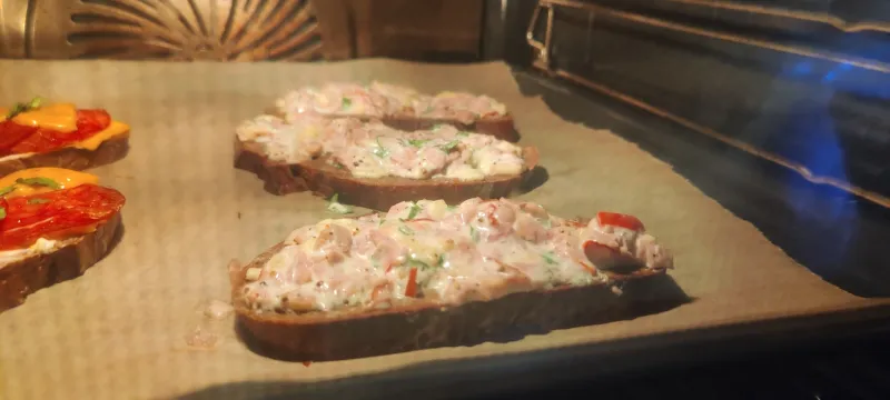 Arbeitsschritt 9: Schinken Käse Grillbrot mit Koriander