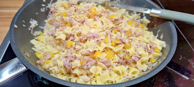 Arbeitsschritt 5: Schinken Zwiebel Fleckerl