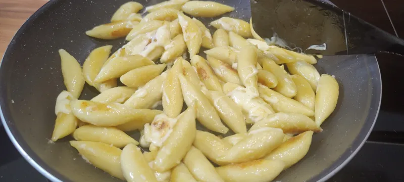 Arbeitsschritt 3: Schnelle Schupfnudeln mit Ei und Käse