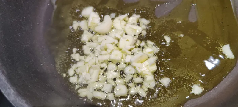 Arbeitsschritt 4: Schweinsbraten Medaillons mit Speck und Zwiebel
