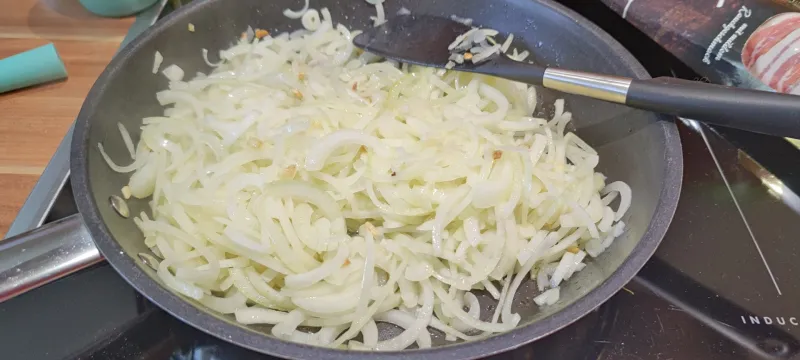 Arbeitsschritt 5: Schweinsbraten Medaillons mit Speck und Zwiebel