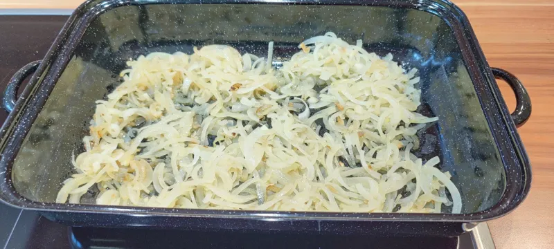 Arbeitsschritt 7: Schweinsbraten Medaillons mit Speck und Zwiebel