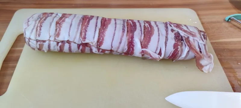 Arbeitsschritt 10: Schweinsbraten Medaillons mit Speck und Zwiebel