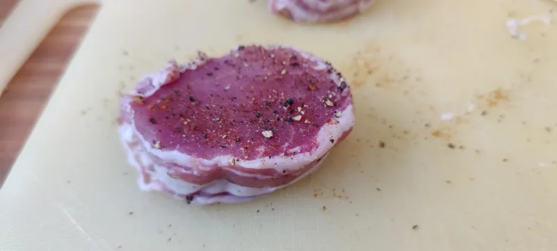 Arbeitsschritt 11: Schweinsbraten Medaillons mit Speck und Zwiebel